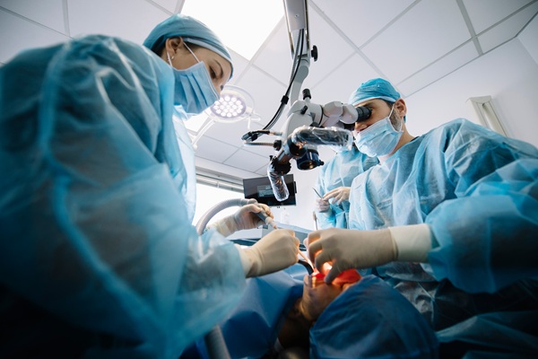 The Benefits Of Seeing An Oral Surgeon For Tooth Extractions